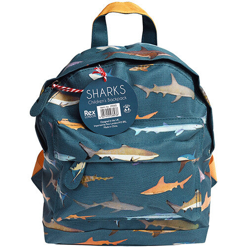 Voorkant van de Rex London kinderrugzak met haaienprint en productlabel met streepjescode.