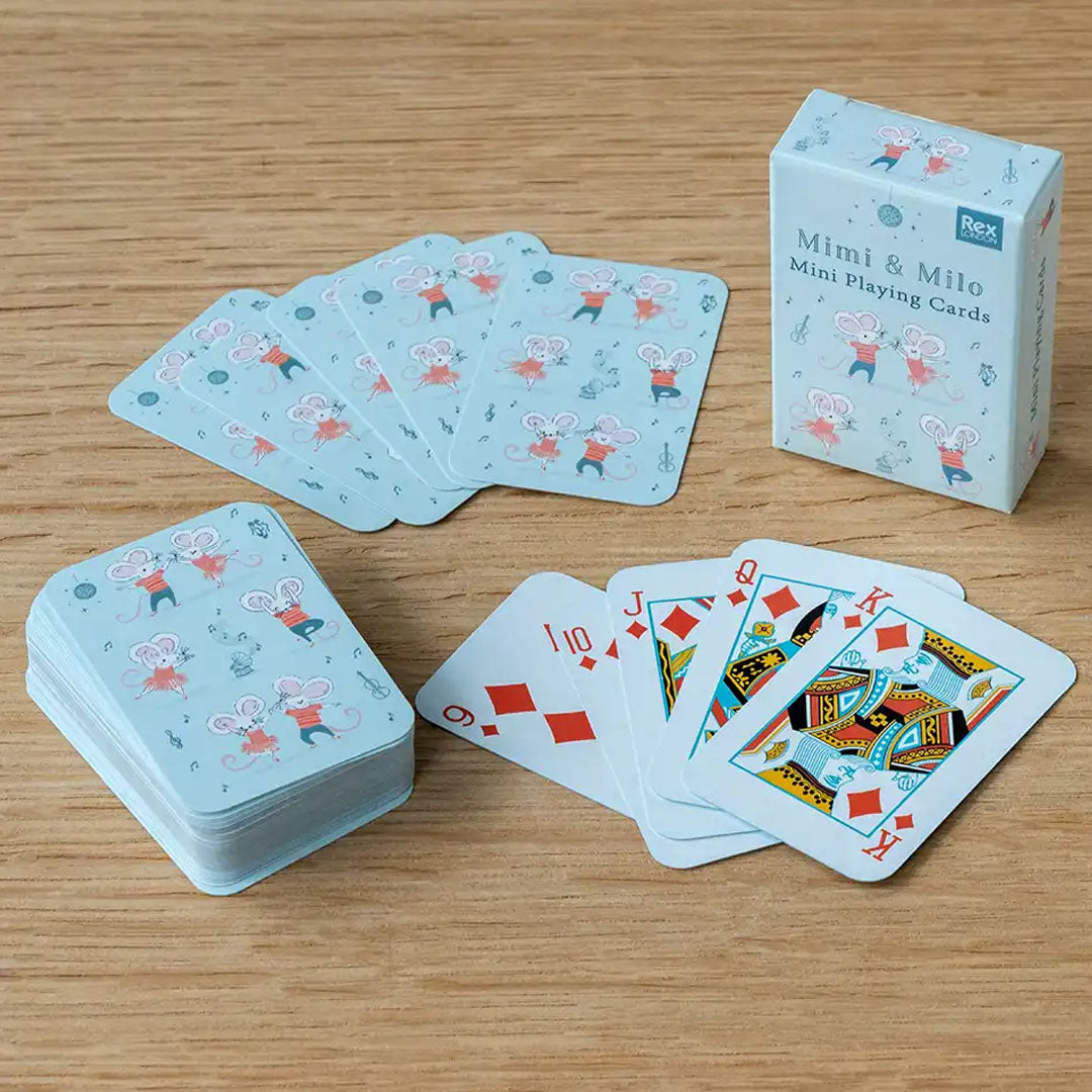 Rex London mini speelkaarten met een stapel kaarten, enkele kaarten met dansende muizen en enkele openliggende speelkaarten, met de verpakking op de achtergrond.