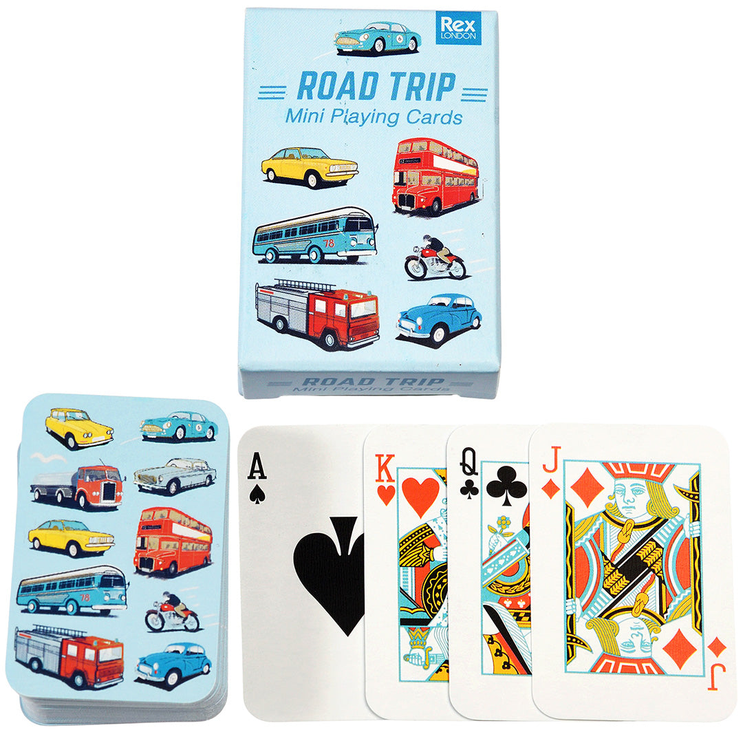 Rex London mini speelkaarten Road Trip set met de verpakking, een stapel kaarten met voertuigen en vier uitgespreide speelkaarten.