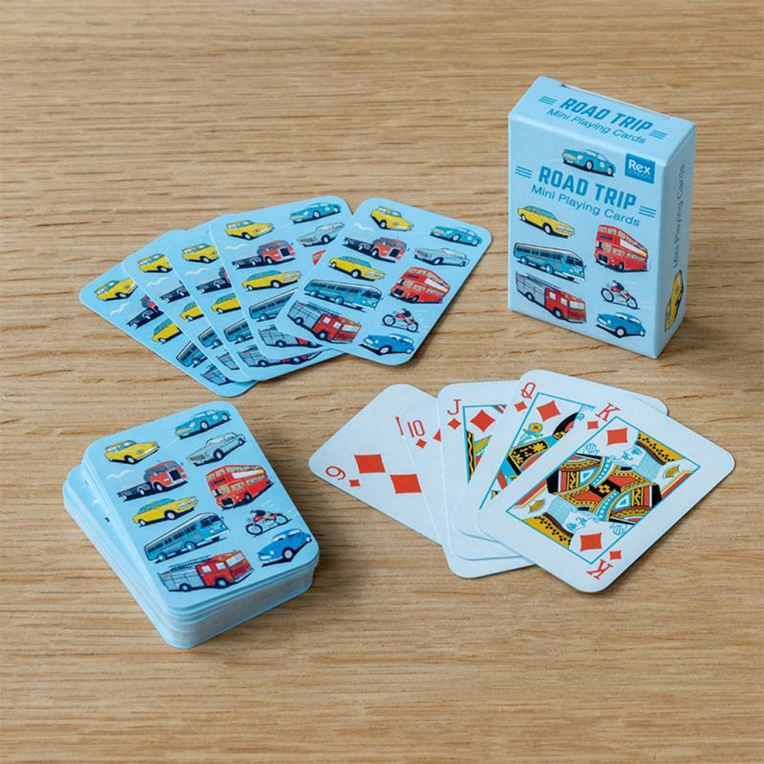 Rex London mini speelkaarten Road Trip set met de verpakking, een waaier van kaarten met voertuigen en enkele uitgespreide speelkaarten.