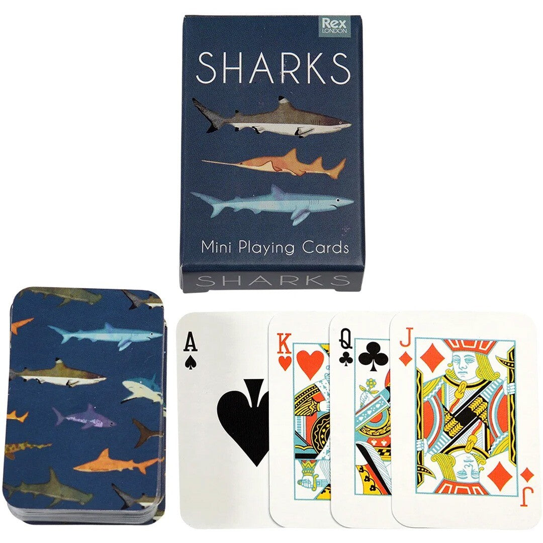 Rex London mini speelkaarten met haaienpatroon, drie open kaarten en de verpakking.
