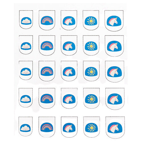 Een close-up van een vel met 25 eenhoorn, regenboog, wolk en zon nagelstickers.