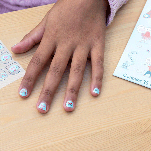 Kinderhand met Rex London nagelstickers op de nagels.