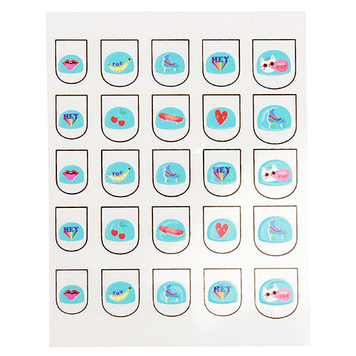 Een vel met 25 individuele nagelstickers met diverse figuren zoals lippen, een banaan, een rolschaats en een kat.