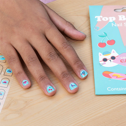 Een kinderhand met Rex London Top Banana nagelstickers van kersen, een rolschaats en de tekst 'HEY'.