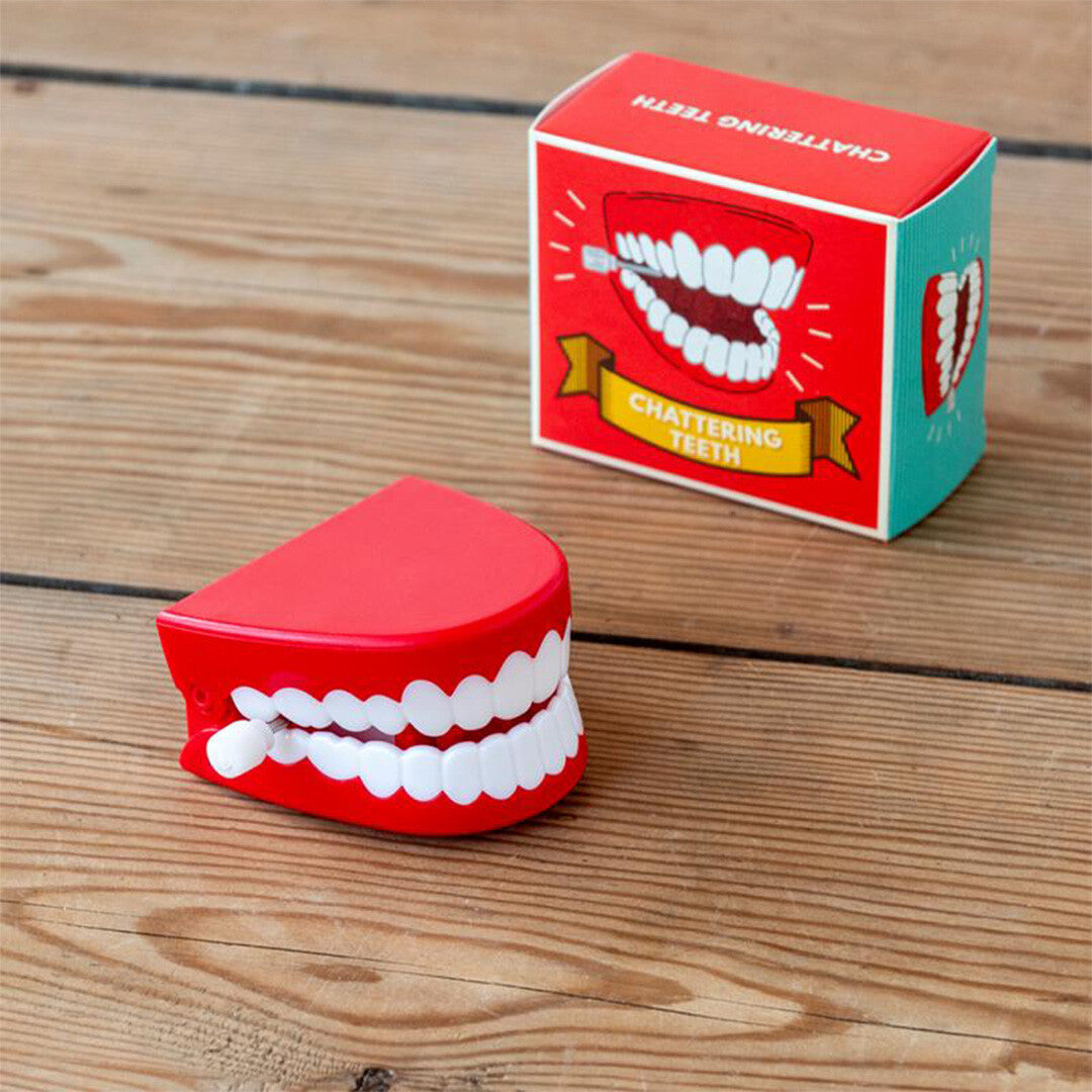Rex London opwindbaar klapperend gebit en de verpakking op een houten ondergrond.