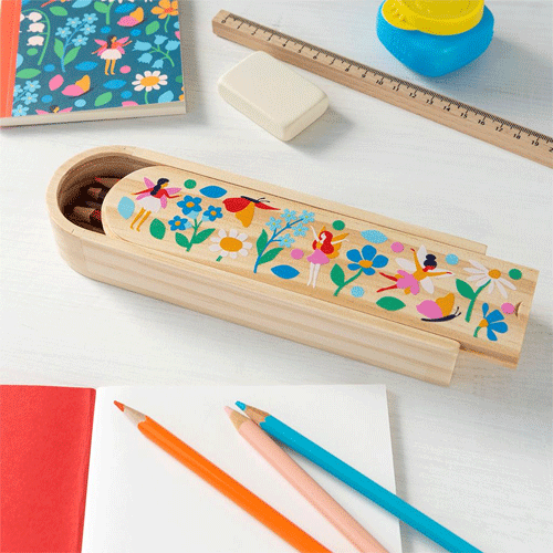 Rex London houten pennenbak met feeën, bloemen en vlinders op een bureau met schoolspullen.