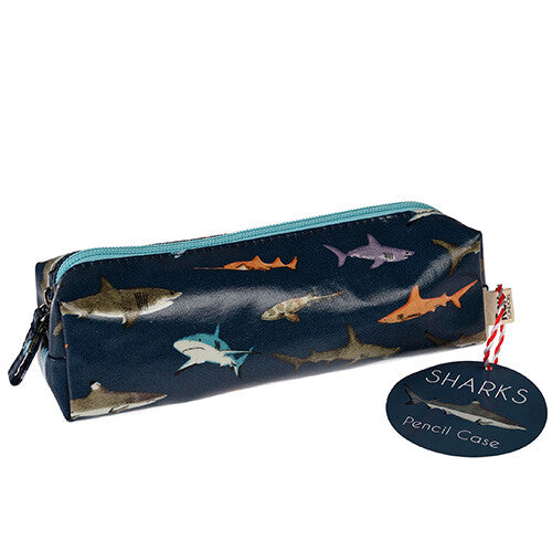Rex London blauw pennenetui met haaienpatroon en productlabel.