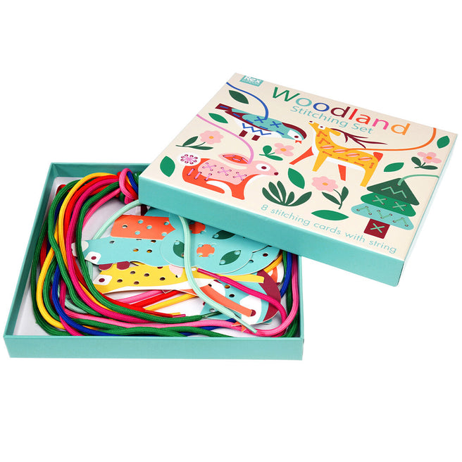 Rex London Woodland rijgkaarten set met open doos vol kleurrijke rijgkaarten en draden.