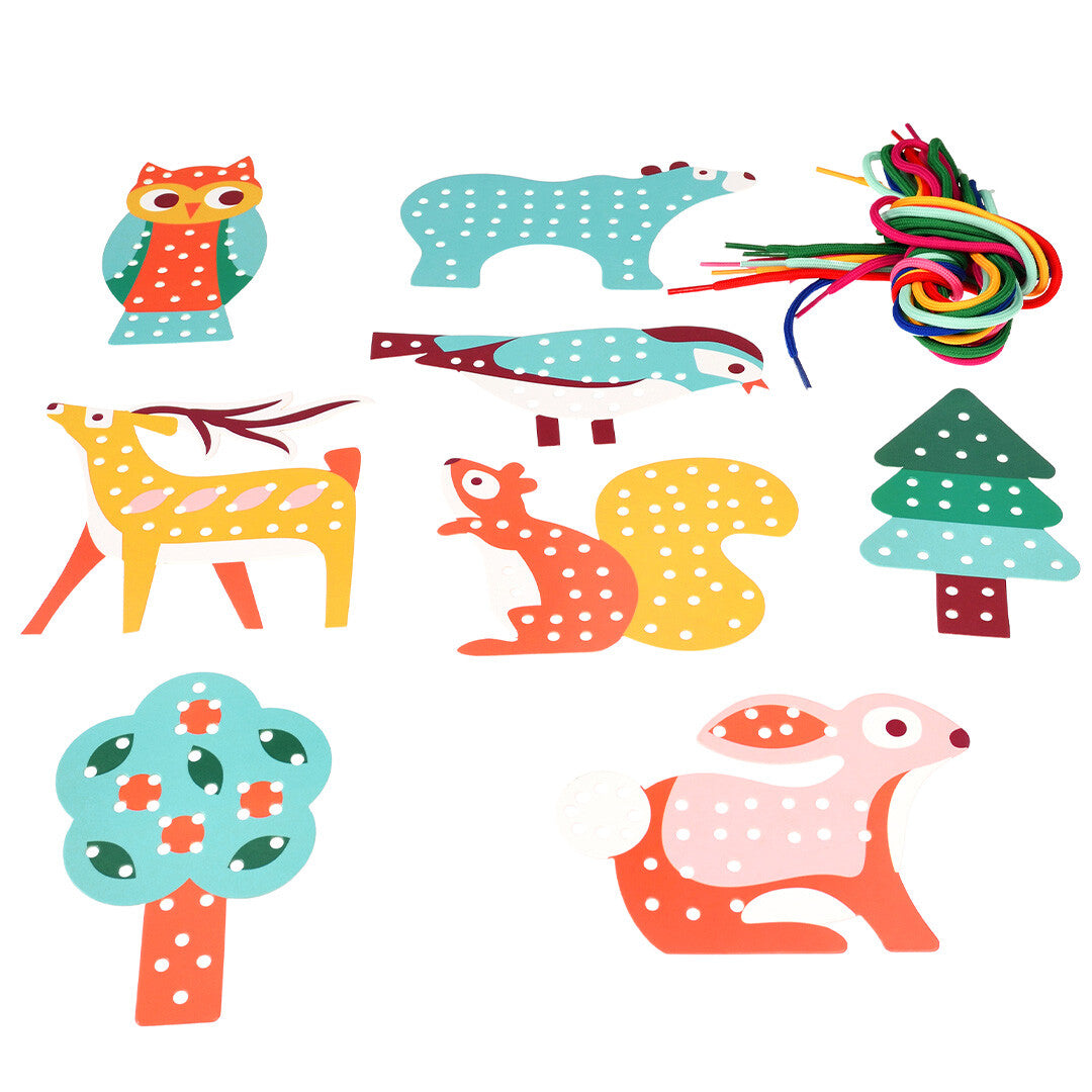 Collectie van de Woodland rijgkaarten met dierenfiguren zoals een uil, beer, hert en konijn, en een bundel kleurrijke draden.