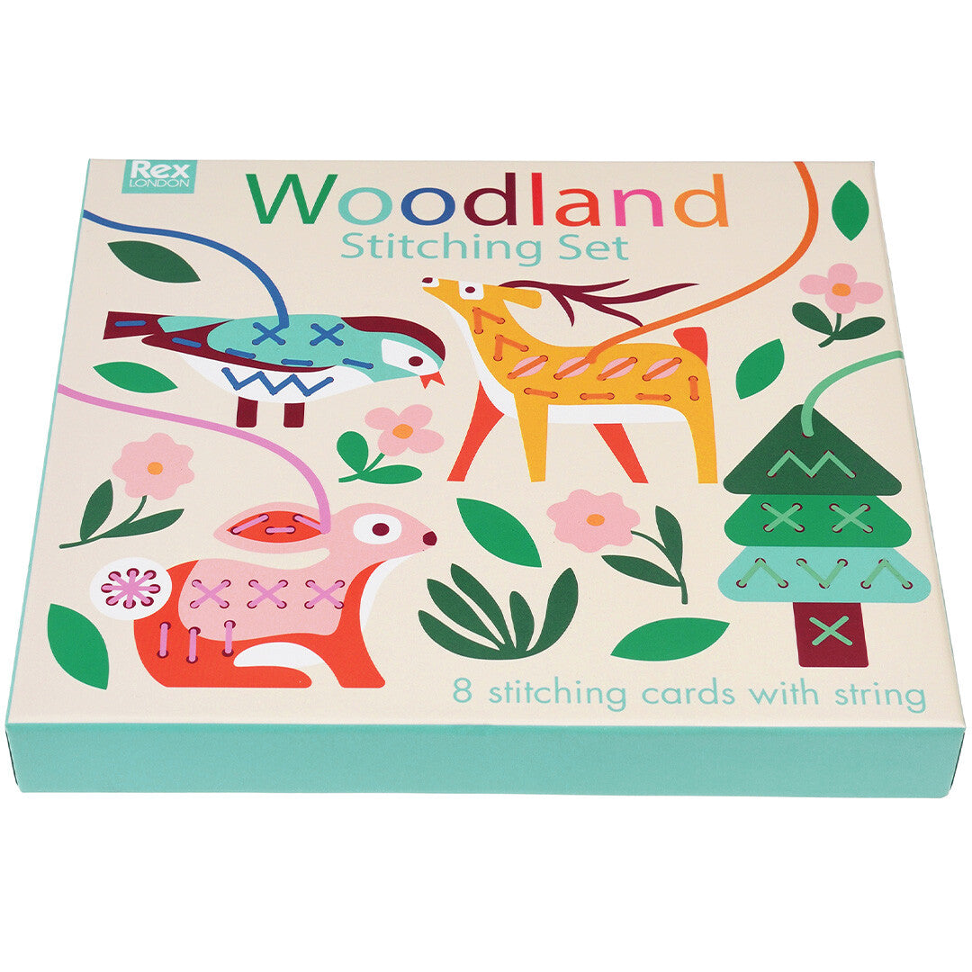 Voorkant van de gesloten Rex London Woodland rijgkaarten verpakking met illustraties van dieren en bomen.