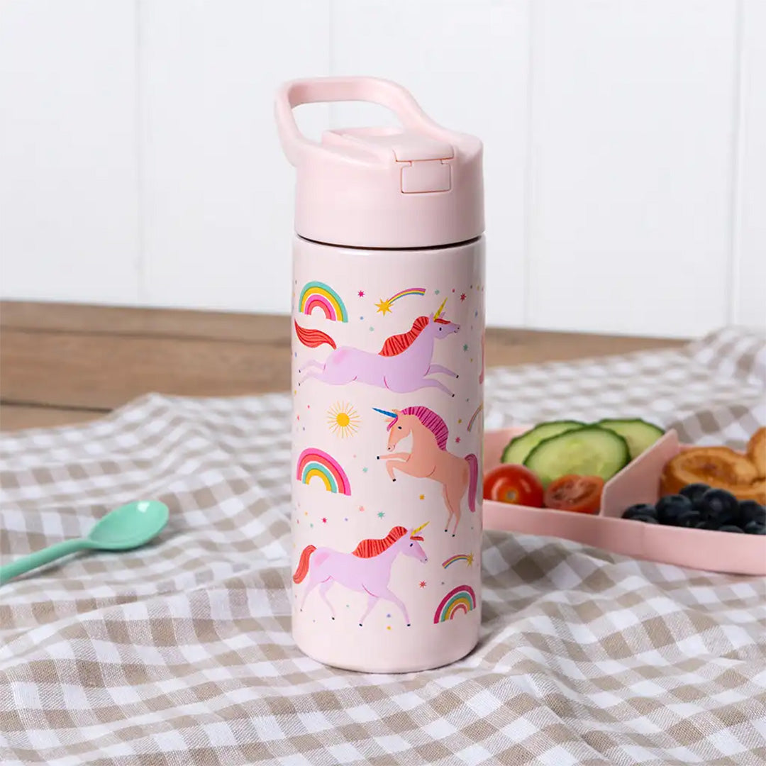 Roze Rex London drinkfles met eenhoornpatroon op een geruite doek naast een snackbox.
