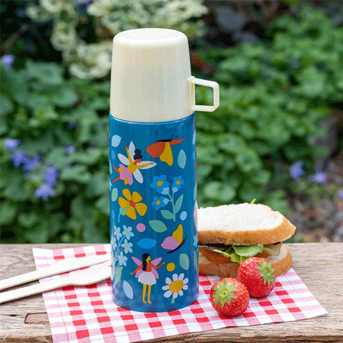 Rex London thermosfles met feeën en bloemen op een picknickkleed met een broodje en aardbeien.