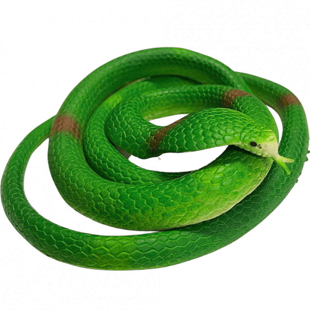 Groen rubberen slang dierenfiguurtje opgerold met de kop op het lichaam, van bovenaf gezien.