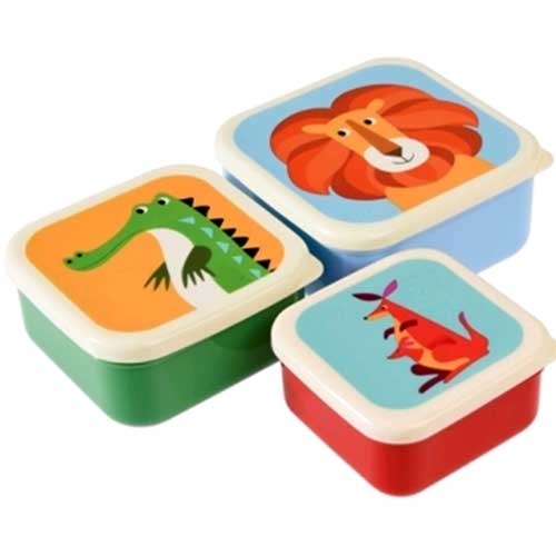 Rex London snackdoosjes met deksels met afbeeldingen van een leeuw, krokodil en kangoeroe, naast elkaar geplaatst.