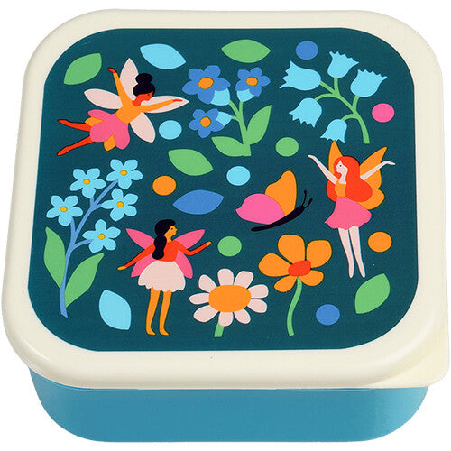 Detail van de deksel van een Rex London snackdoosje met een kleurrijke illustratie van feeën, bloemen en een vlinder.
