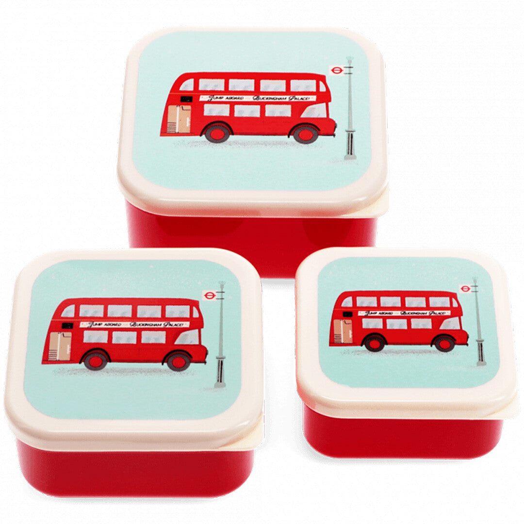 Drie gestapelde rode rex london snackdoosjes met een illustratie van een rode Londense dubbeldekkerbus op de deksels.