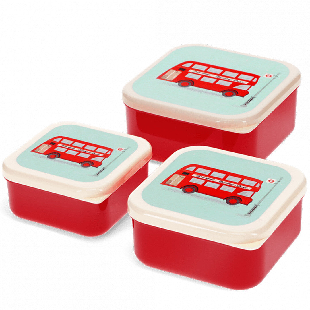 Drie rode rex london snackdoosjes met een illustratie van een rode Londense dubbeldekkerbus op de deksels, schuin naast elkaar geplaatst.