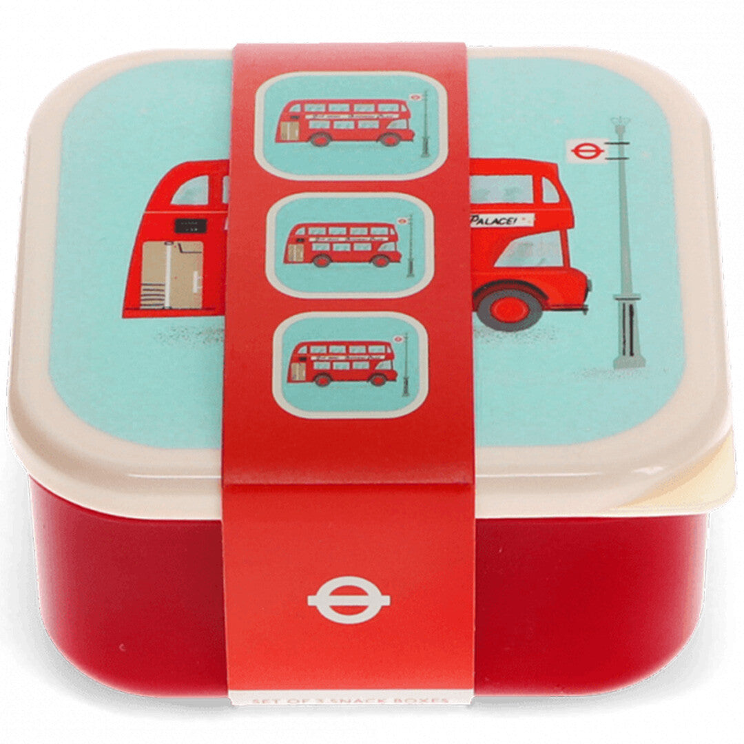 Verpakking van een rex london snackdoosje met een rode Londense dubbeldekkerbus illustratie en een rode band met kleinere busjes.