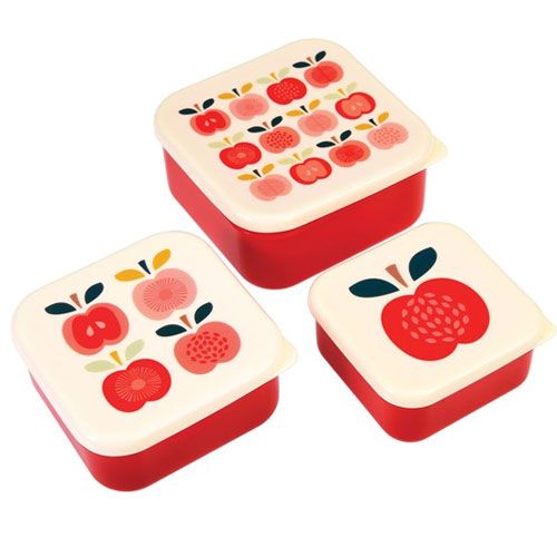 Rex London broodtrommelset van drie rode plastic snackdoosjes met vintage appels op de deksels.