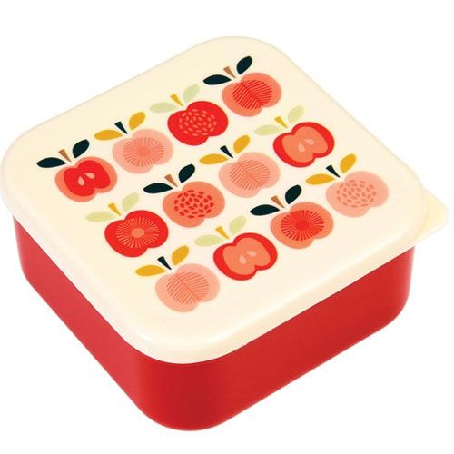 Rex London rood plastic snackdoosje met een deksel met meerdere vintage appelmotieven.