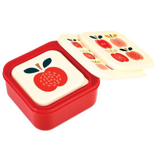Rex London rood plastic snackdoosje met een deksel met een grote vintage appel, de andere deksels liggen erachter.