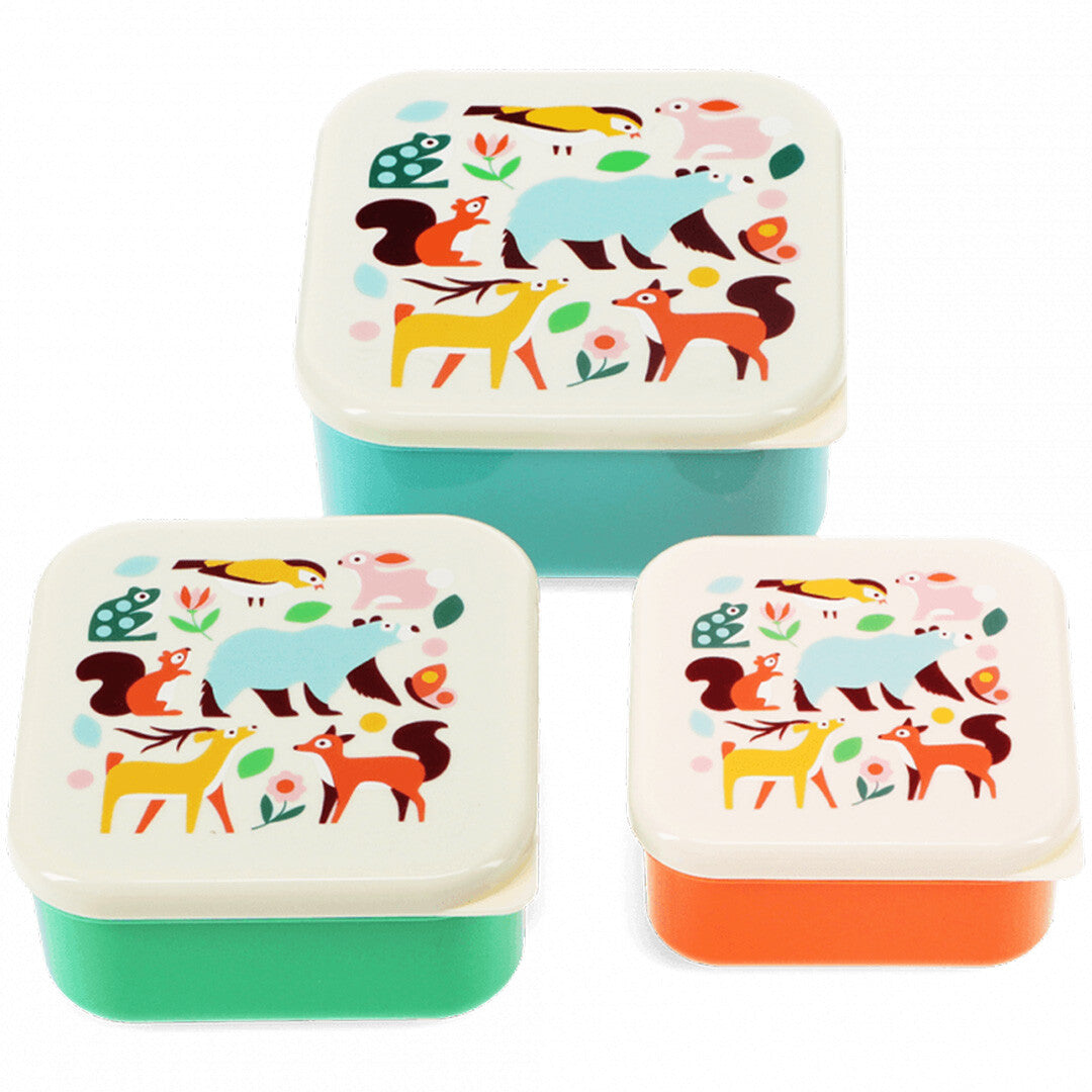 Drie gestapelde rex london snackdoosjes in turquoise, groen en oranje met een woodland dierenprint op de deksels.