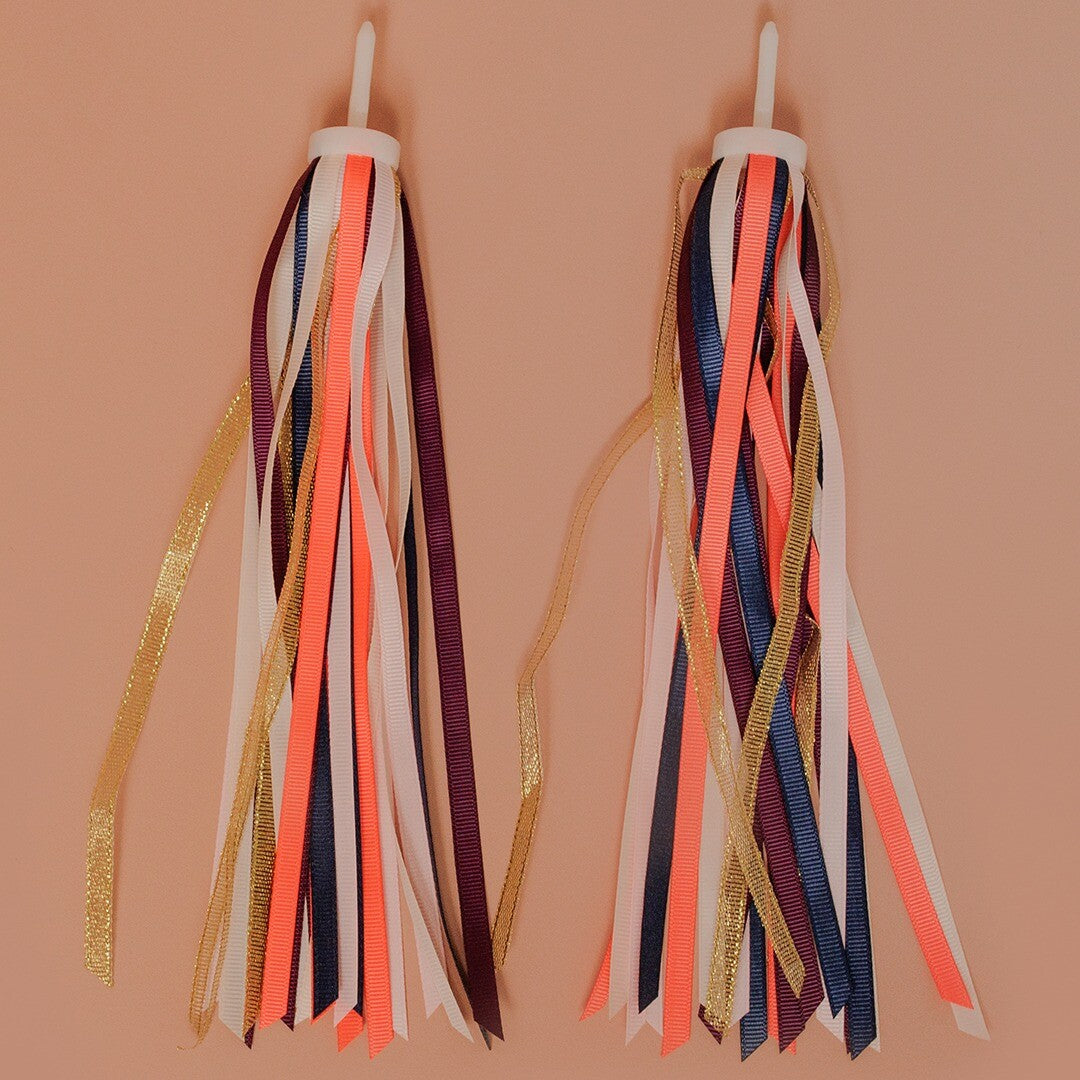 Twee sets veelkleurige Rex London stuurslingers met linten van polyester en plastic.