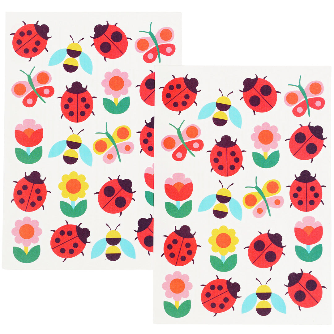 Twee vellen met veelkleurige tijdelijke tatoeages van lieveheersbeestjes, bijen, vlinders en bloemen.
