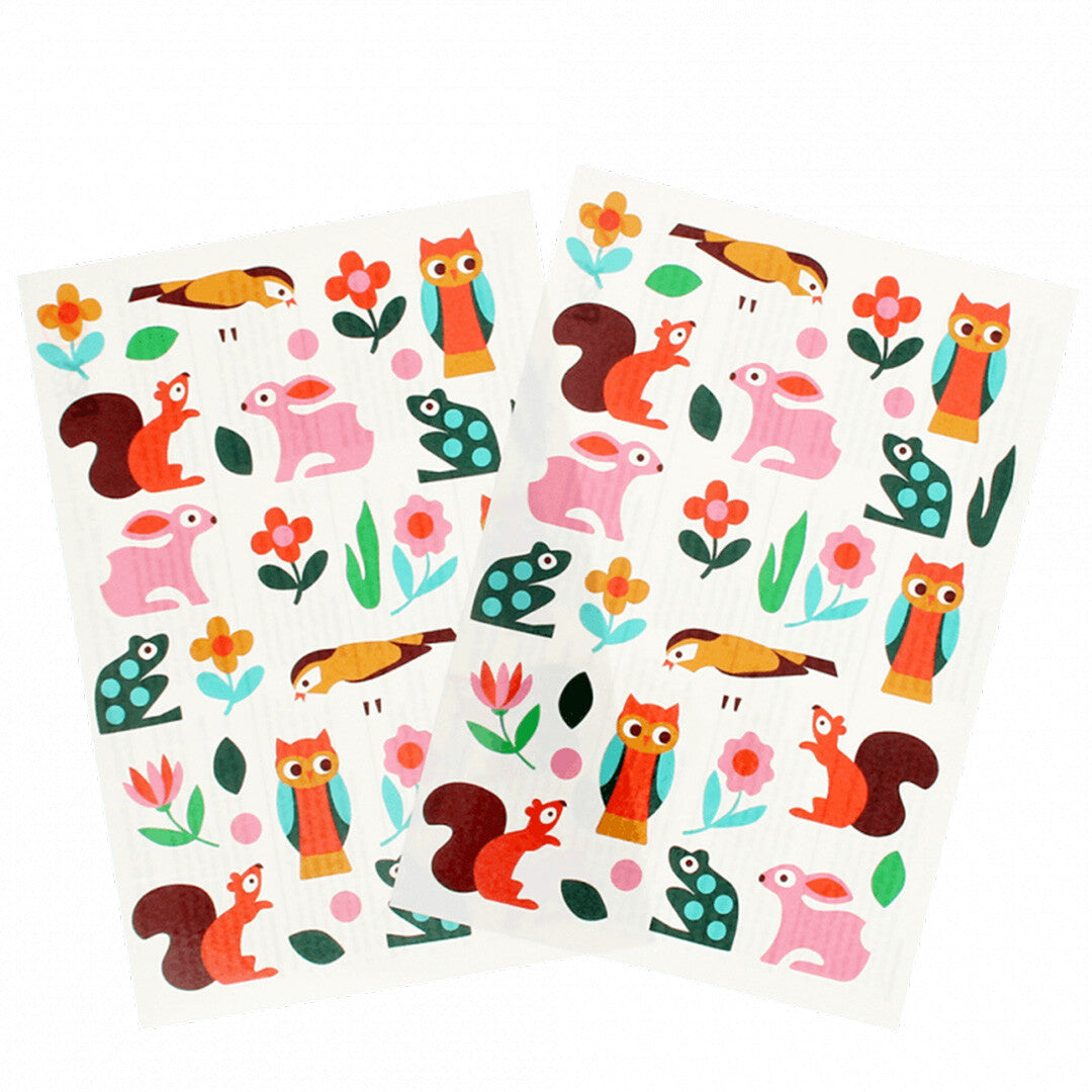 Twee vellen met tijdelijke tatoeages voor kinderen met bosdieren zoals uilen, konijnen, eekhoorns en kikkers, en bloemen.