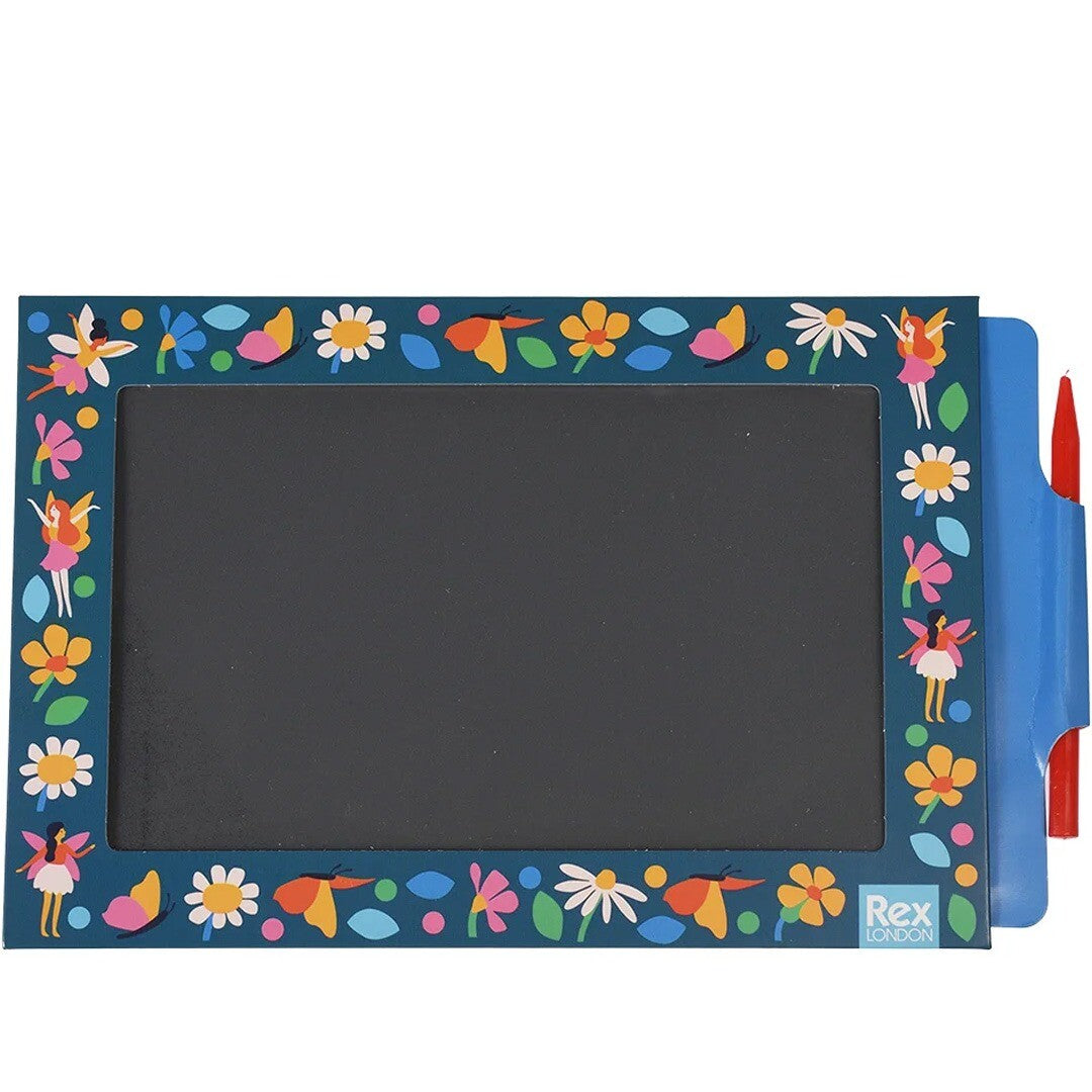 Rex London speelgoedtekentablet met een blauw frame versierd met feeën en bloemen, en een zwarte tekenondergrond.
