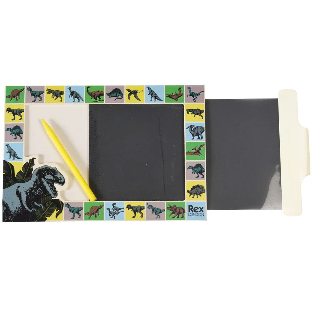 Rex London tekenbord met dinosaurus thema, gele stylus en deels uitgeschoven wisplaat.