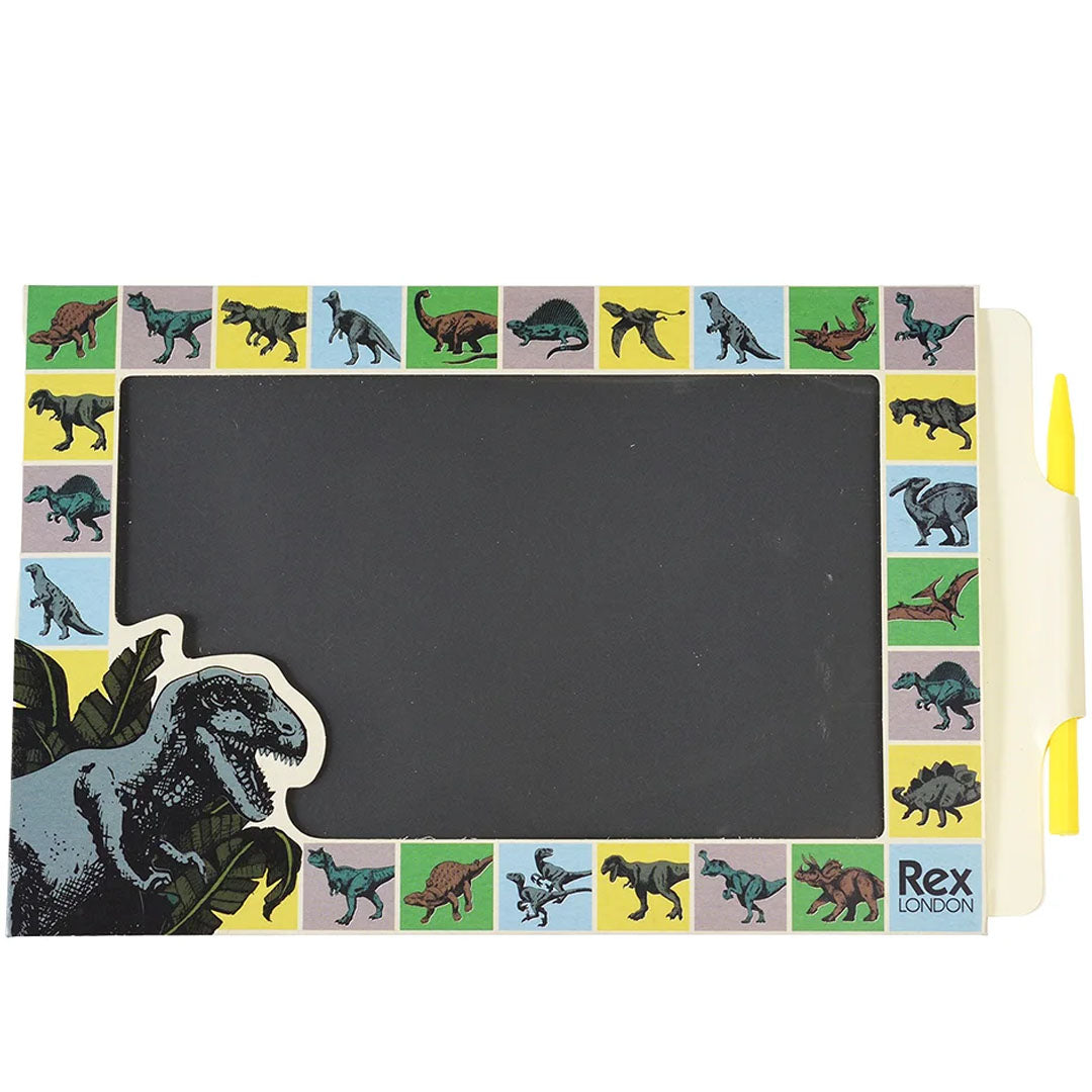 Rex London tekenbord met dinosaurus thema en lege zwarte tekenoppervlakte, met de gele stylus opgeborgen aan de zijkant.