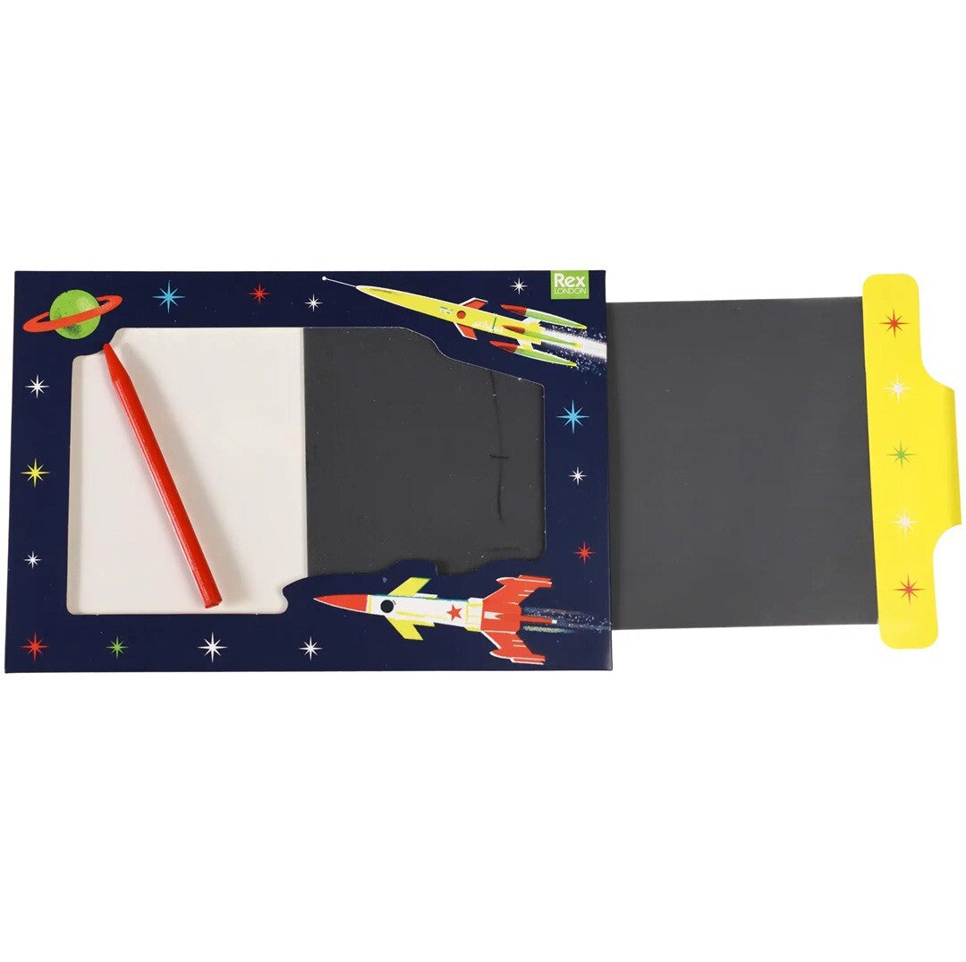 Rex London speelgoedtekentablet met space age thema, deels uitgeschoven met rode pen.
