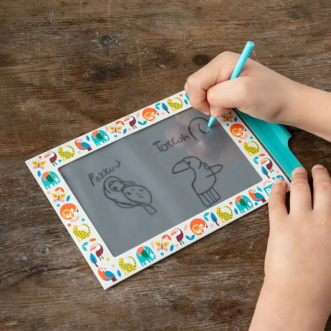 Kinderhanden tekenen met een blauwe stylus op het Rex London tekenbord met dierenpatroon.