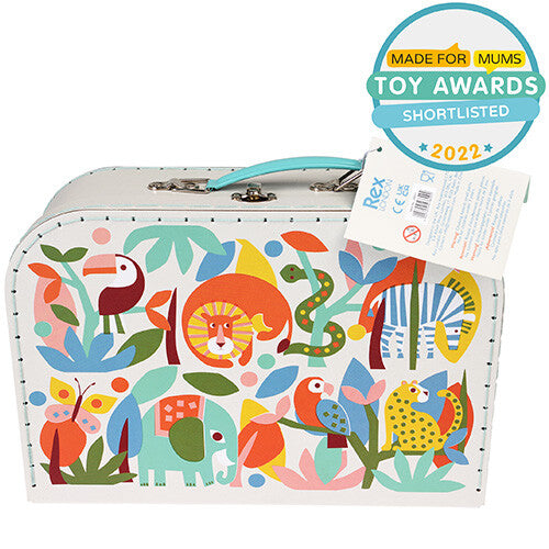 De gesloten Rex London Wild Wonders speelgoed servieskoffer met een kleurrijk dieren- en bladerenpatroon en een productlabel.