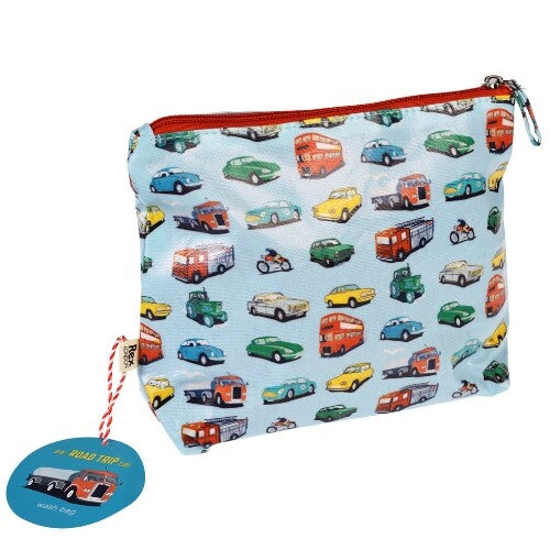Rex London blauwe toilettas met een 'road trip' voertuigenpatroon, rode rits en productlabel.