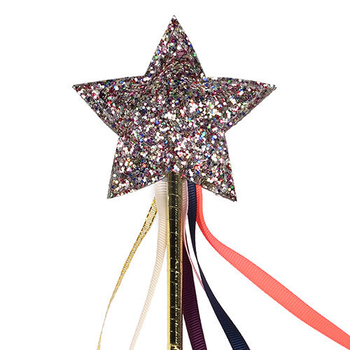 Detail van de glitterster en de kleurrijke linten van de toverstaf.