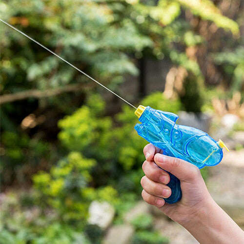 Een hand spuit water met het Rex London Space Age waterpistool van blauw transparant plastic.