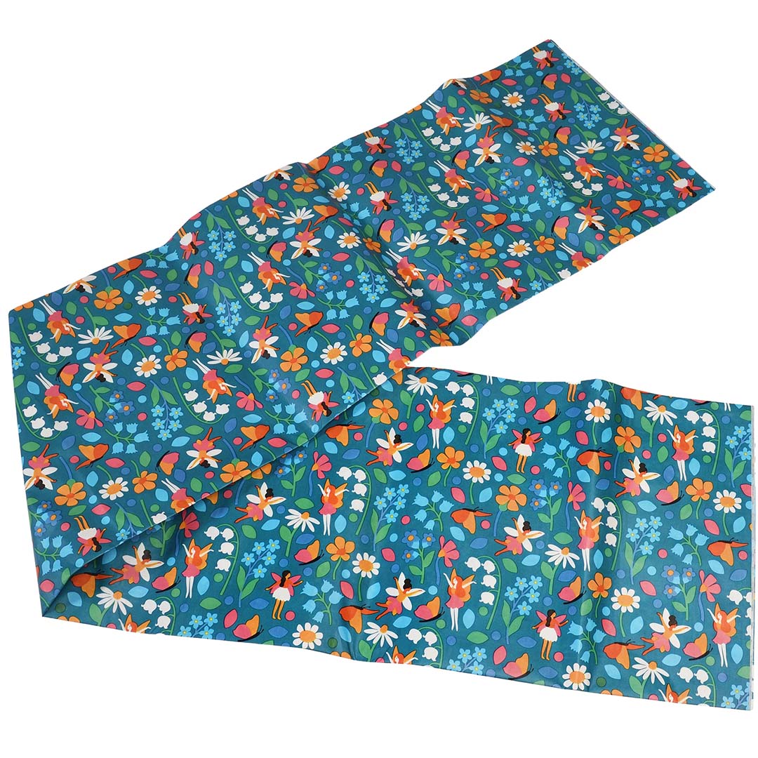 Opgevouwen papieren tafelkleed met een patroon van feeën, bloemen en vlinders.