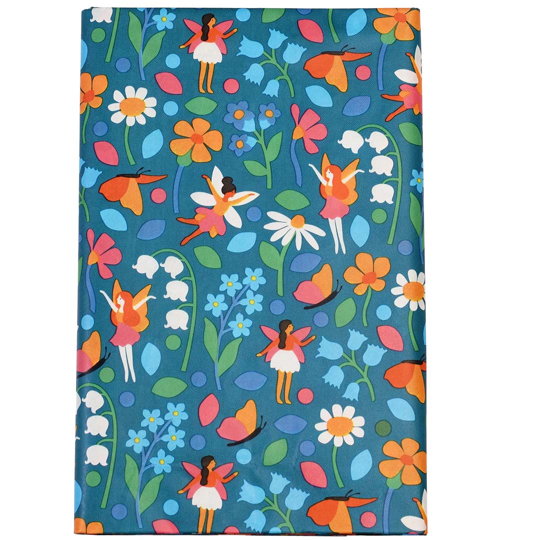 Opgevouwen Rex London papieren tafelkleed met een kleurrijk patroon van feeën en bloemen.
