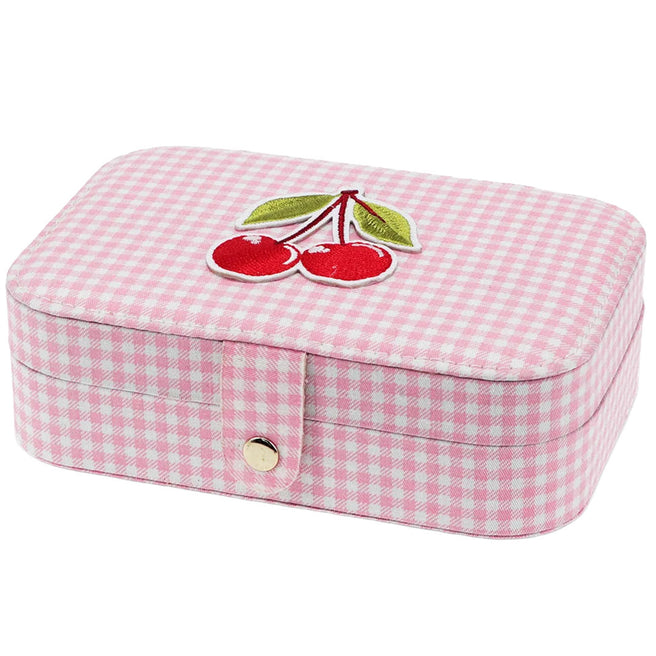 Rex London sieradendoosje met roze ruitpatroon en kersenapplicatie, gesloten en schuin gefotografeerd.