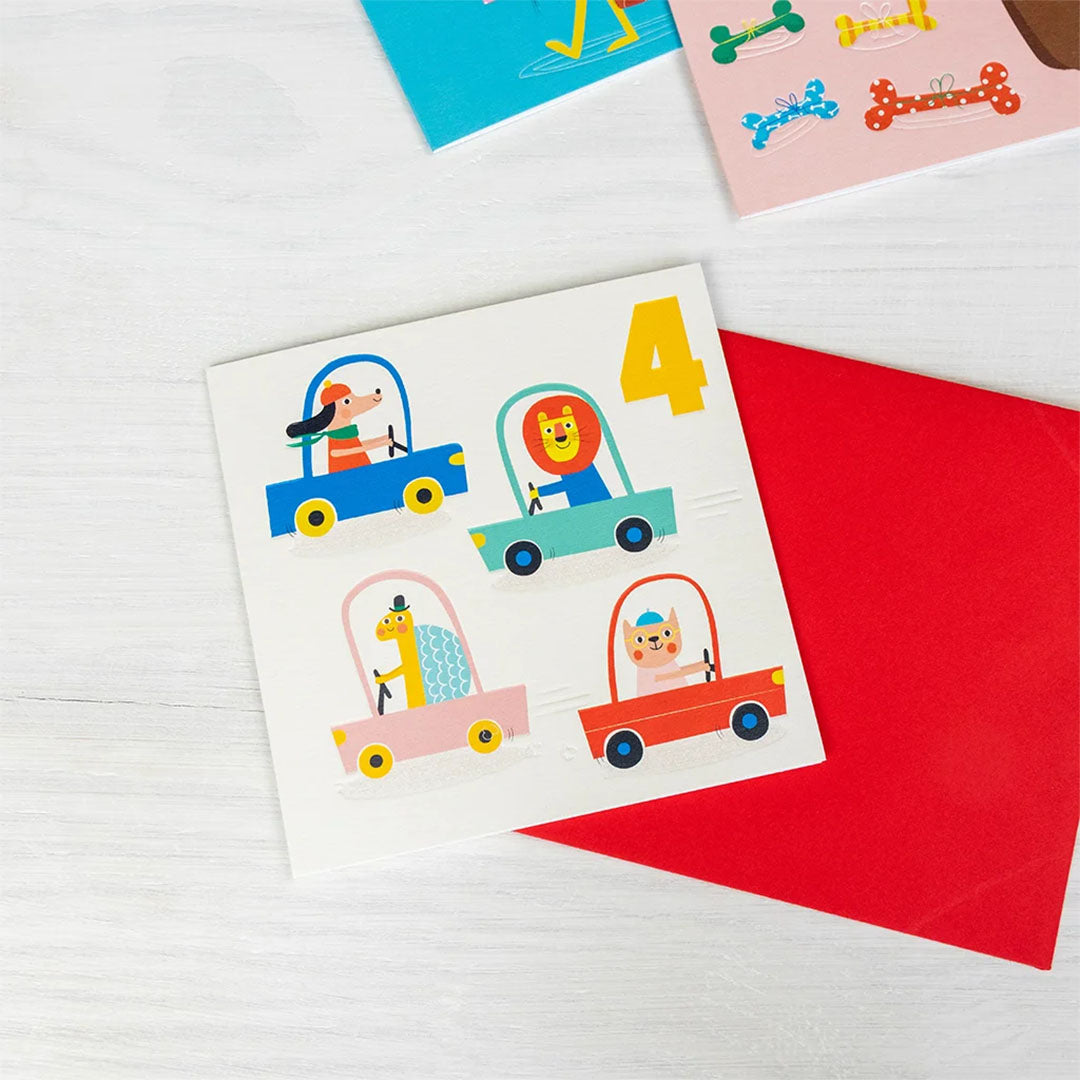 Rex London verjaardagskaart voor 4 jaar met rijdende dieren en een rode envelop op een witte ondergrond.