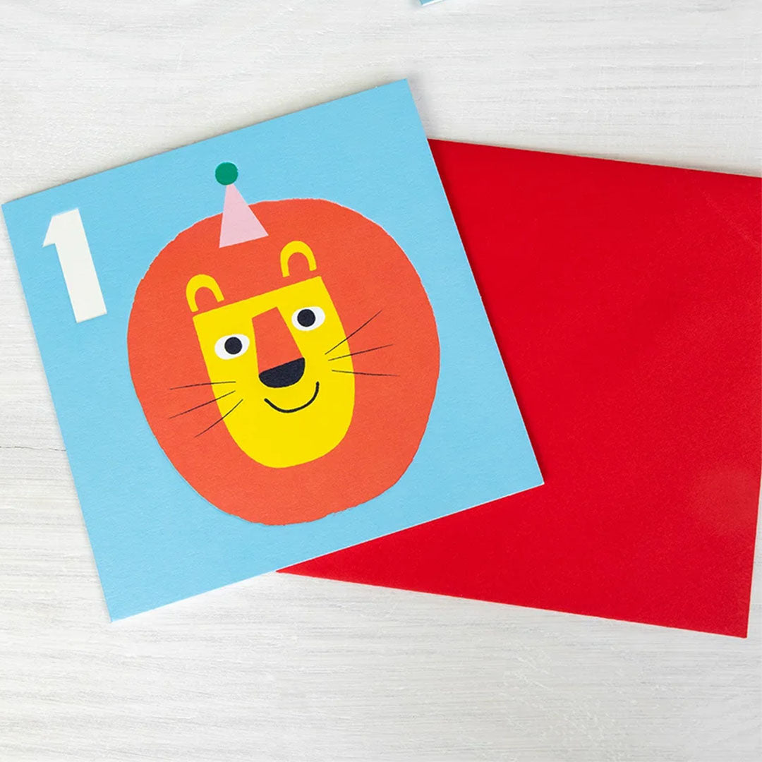 Rex London verjaardagskaart voor 1 jaar met een leeuw en een rode envelop op een witte ondergrond.