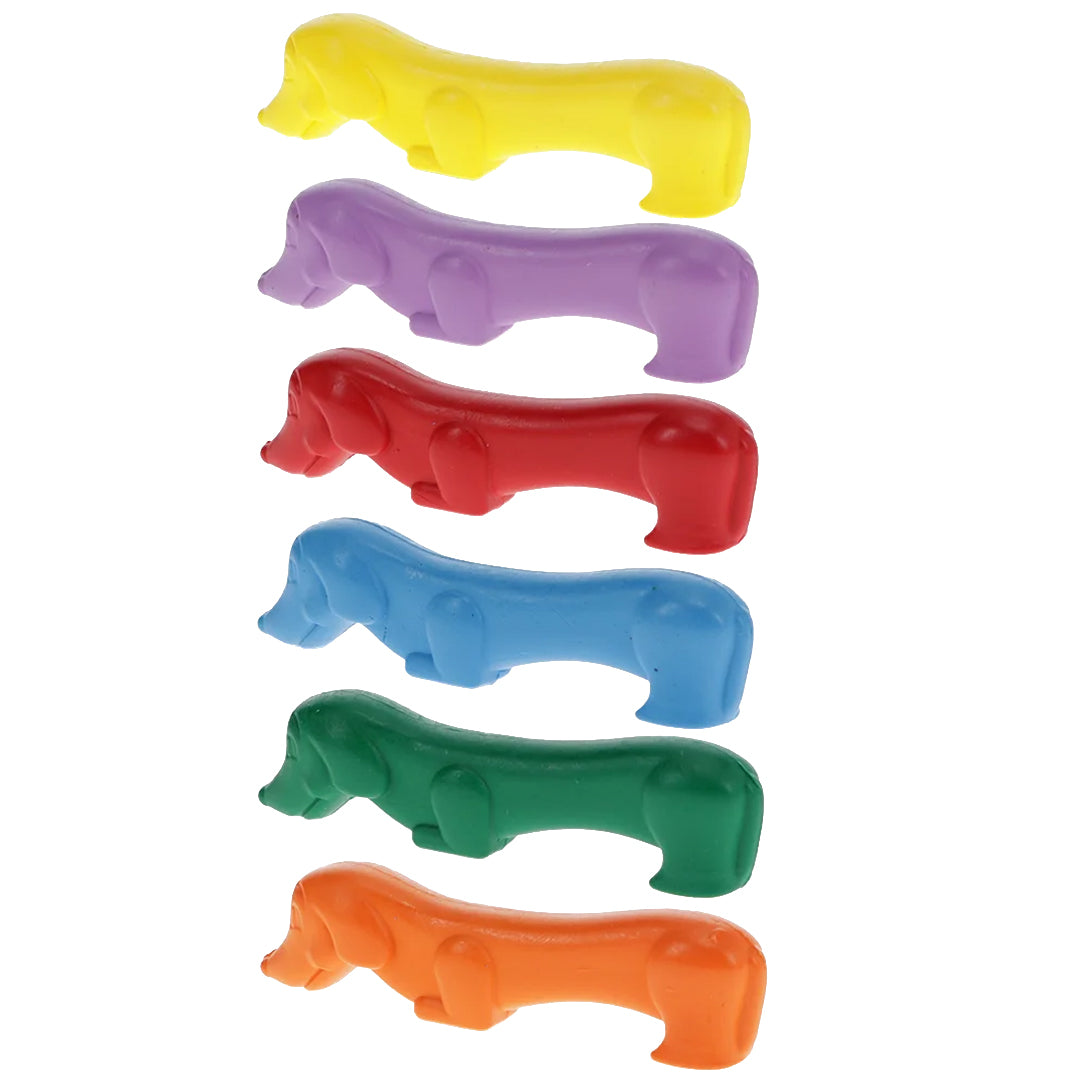 Zes losse teckel-vormige waskrijtjes in verschillende kleuren, van geel tot oranje.