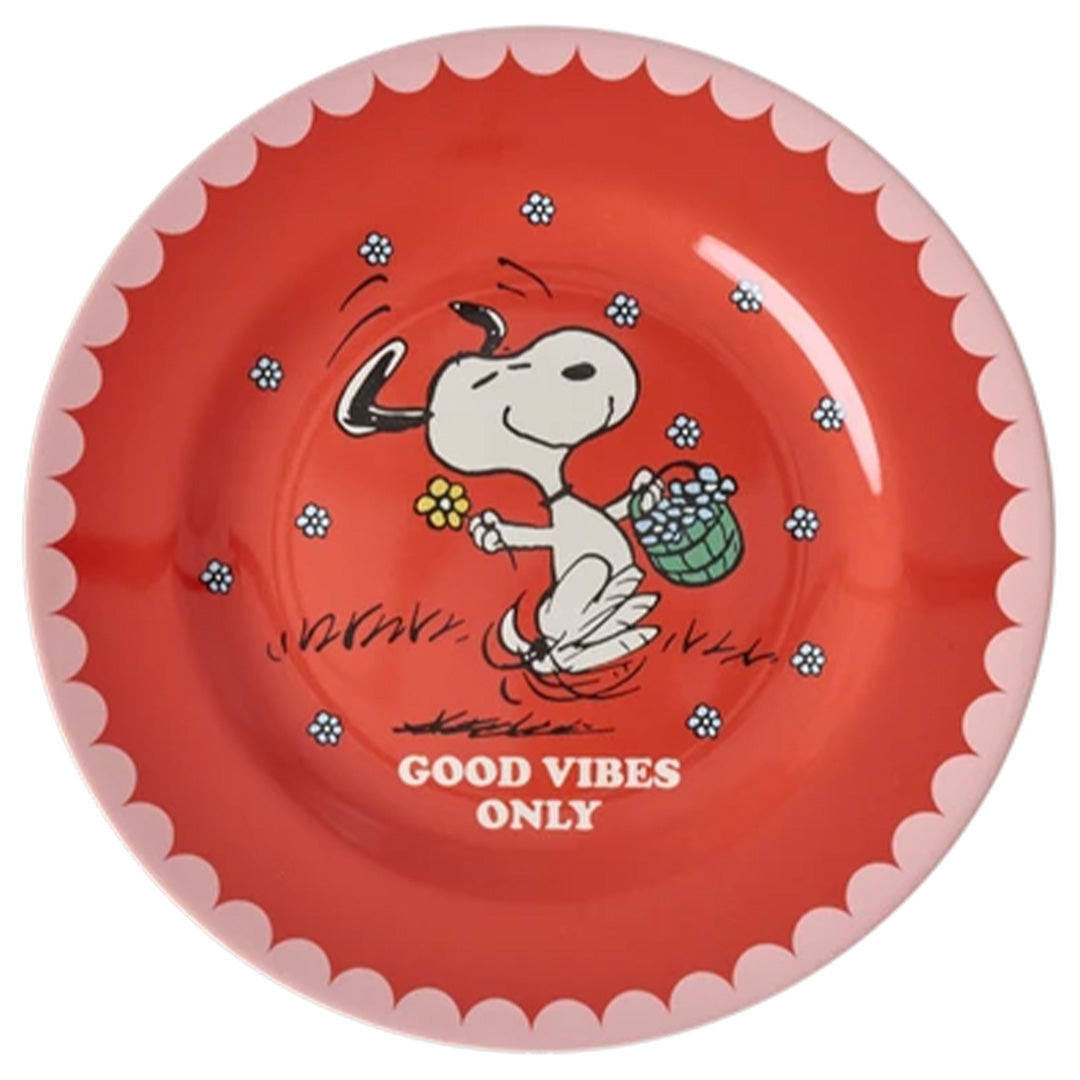 Rood rice kinderbord met Snoopy die bloemen vasthoudt en de tekst 'GOOD VIBES ONLY'.