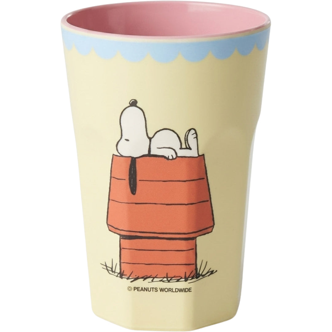 rice kinderbeker in crème met roze rand en een afbeelding van Snoopy liggend op zijn hondenhok.