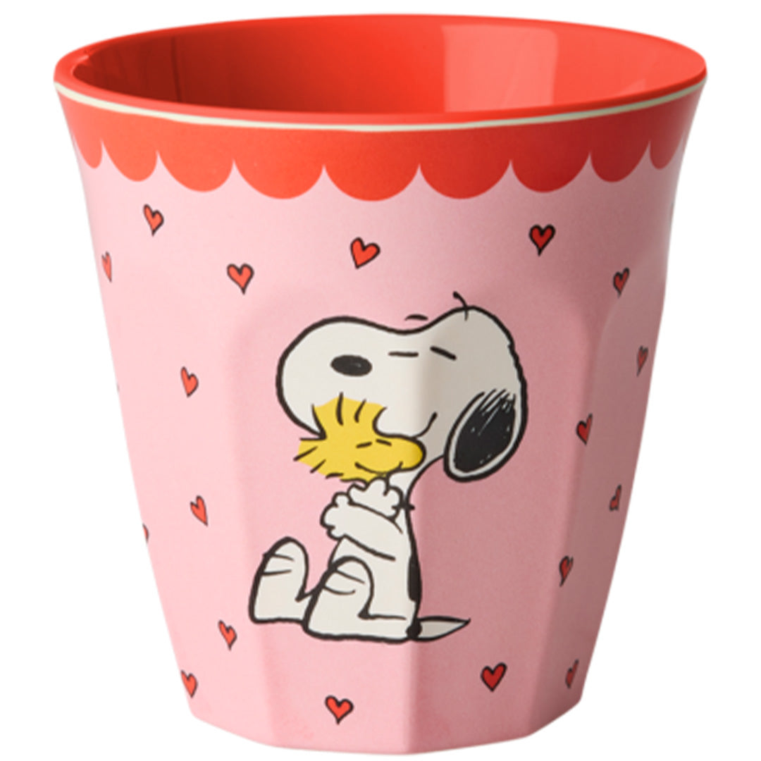 Roze rice kinderbeker met Snoopy die Woodstock knuffelt en rode hartjes.