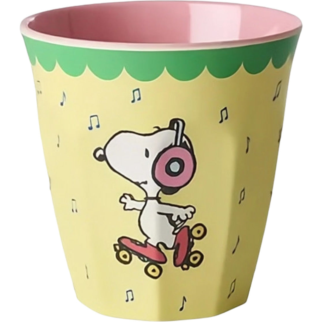 rice gele plastic kinderbeker met Snoopy die rolschaatst en een koptelefoon draagt.