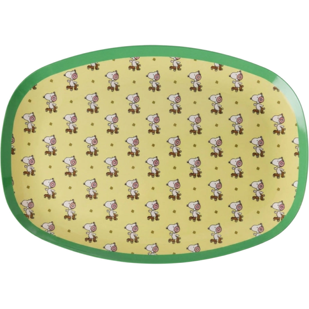 rice geel ovaal kinderbord met een patroon van Snoopy figuren en een groene rand.
